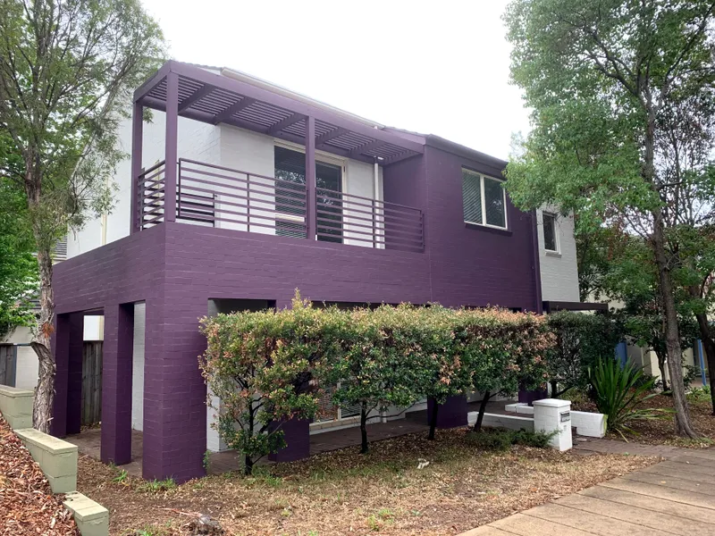 4-bedroom house with 3 bathroom and 2 car spaces in the center of Newington