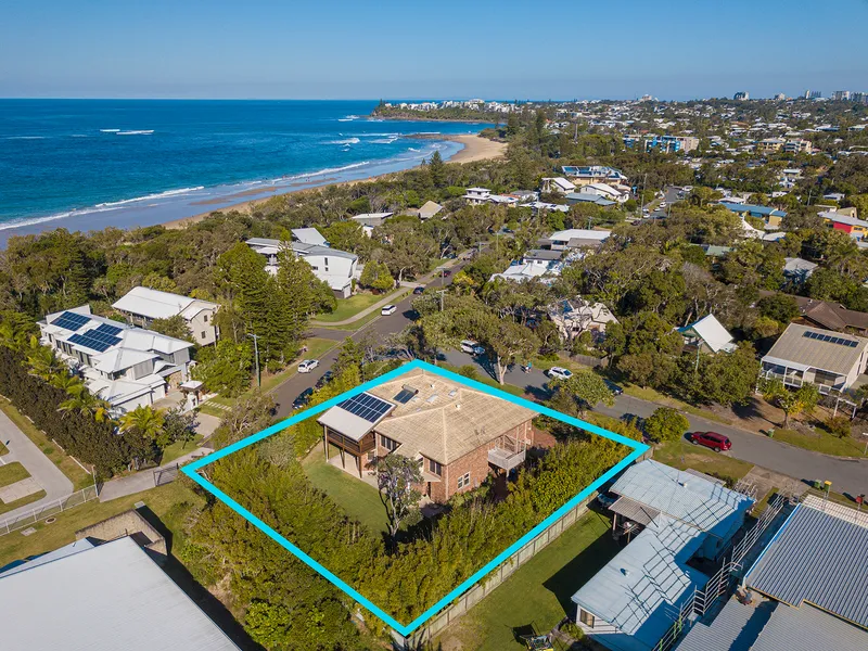 1404 sqm of prime real estate over two lots & just one house to the beach