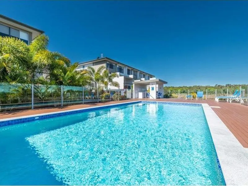 STYLISH TOWNHOUSE WITH SPACIOUS GARDEN