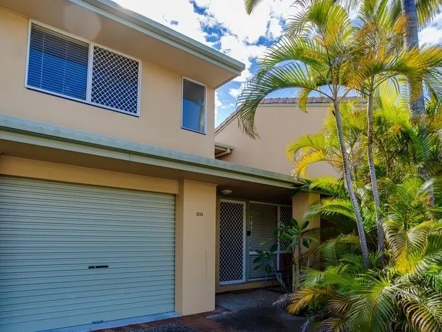 Furnished Two Bedroom Townhouse Located in Mermaid Waters