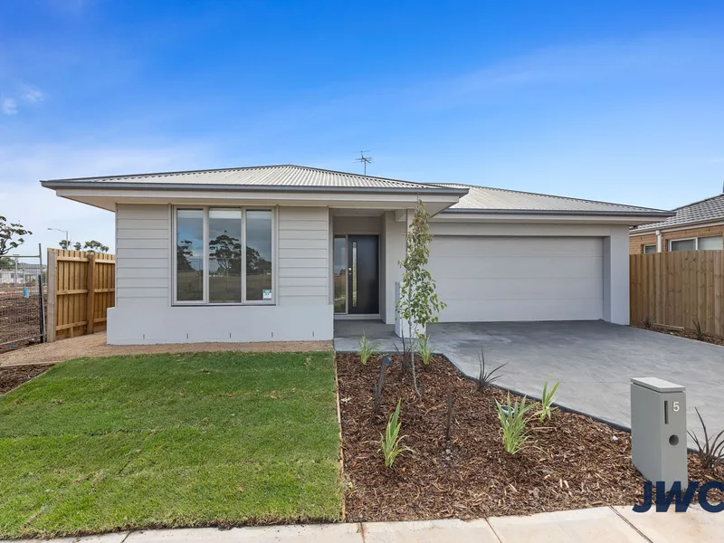 BRAND NEW HOME in a brilliantly convenient location of Werribee !!!