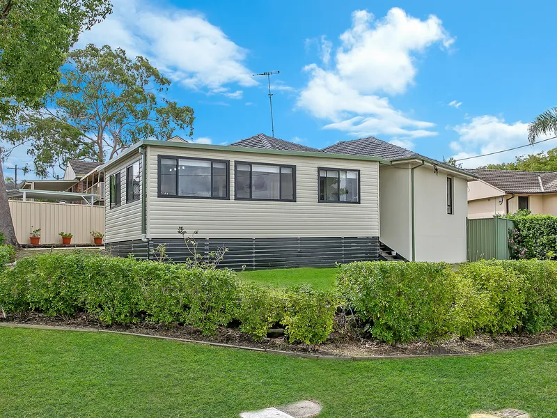 Cosy Family Home With Great District Views. 