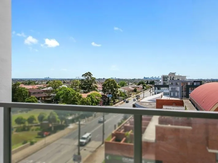 Modern Two Bedroom Apartment with Stunning views in Prime Location !