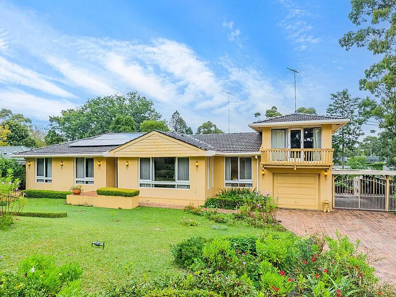 Custom Build, Commanding Frontage, Walk to Matthew Pearce!