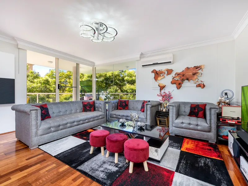 Stylish, bright apartment with leafy outlook