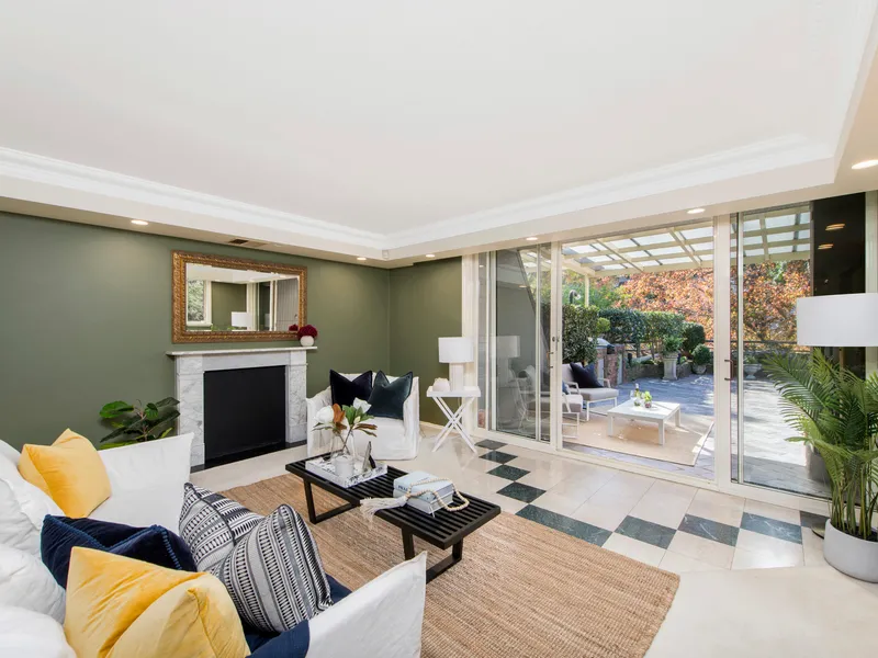 Townhouse-like apartment with two outdoor areas