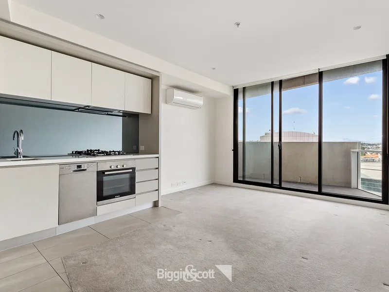 SENSATIONAL 1 BEDDER WITH EVEN BETTER CITY VIEWS!