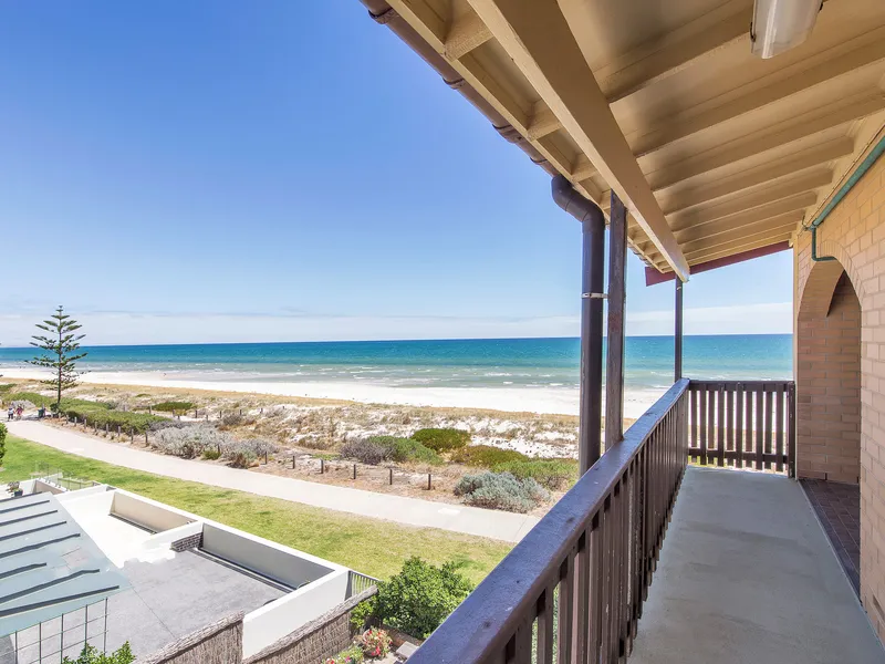 Secure Upstairs Unit - Sea Views close to Henley Square!