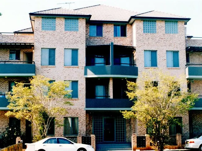 Modern 2 bedroom apartment with garage