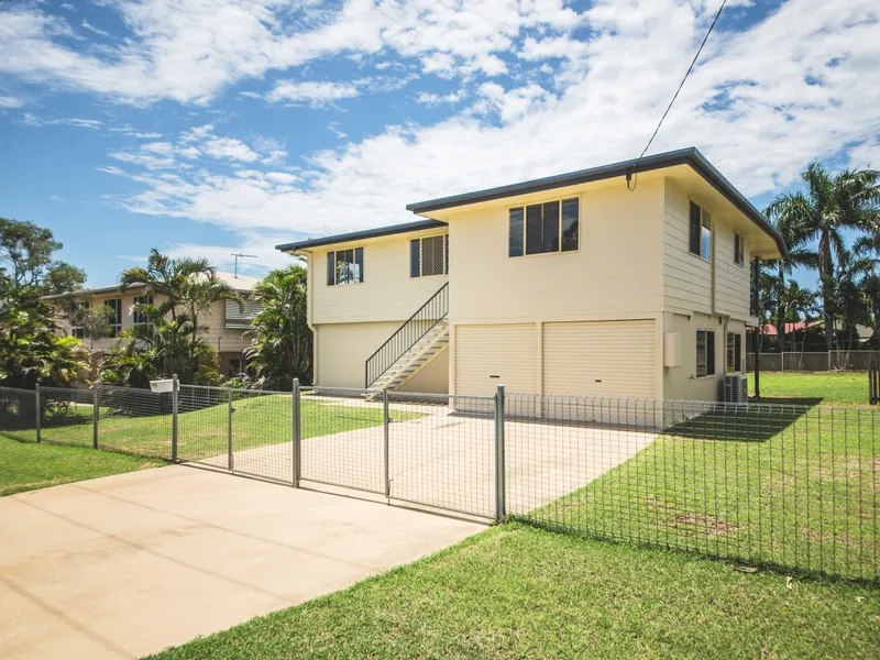 CLASSIC SPACIOUS HIGH-SET HARDIPLANK HOME - FULLY ENCLOSED UNDER - 3 BED - AIR C0N - 2 CAR - FULLY FENCED