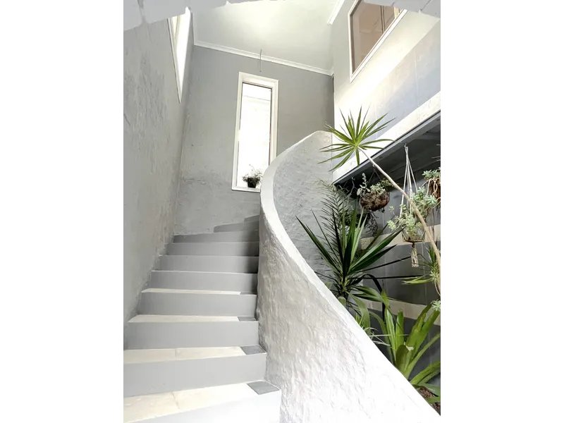 C O N T A C T a g e n t M I CH E L L E M c R A E