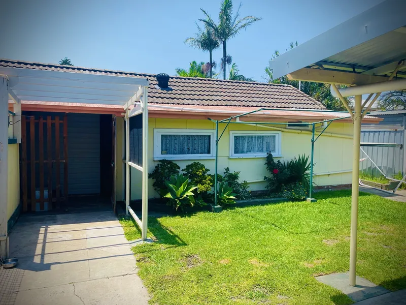 Granny flat near lake