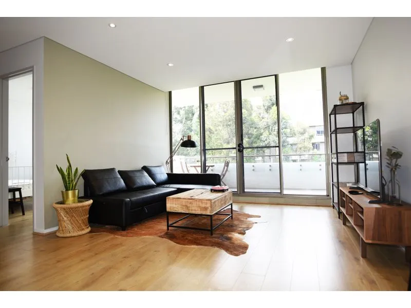 Fully Furnished Spacious Two Bedrooms Apartment Timber Flooring