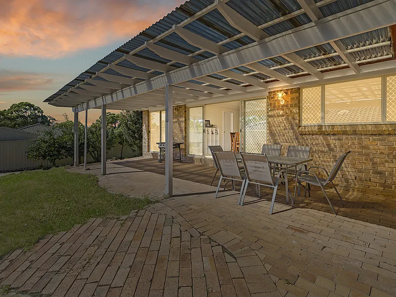 Supersized family home with room for cars, boat & caravan