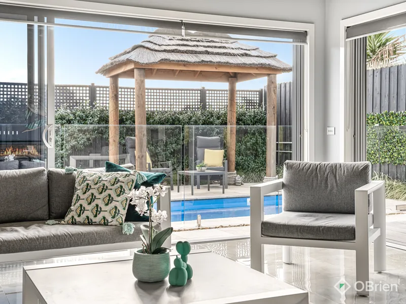 Poolside Entertainer in Aspendale' Best Pocket.