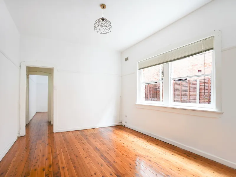 AMAZING APARTMENT STEPS TO THE BEACH AND FERRY!