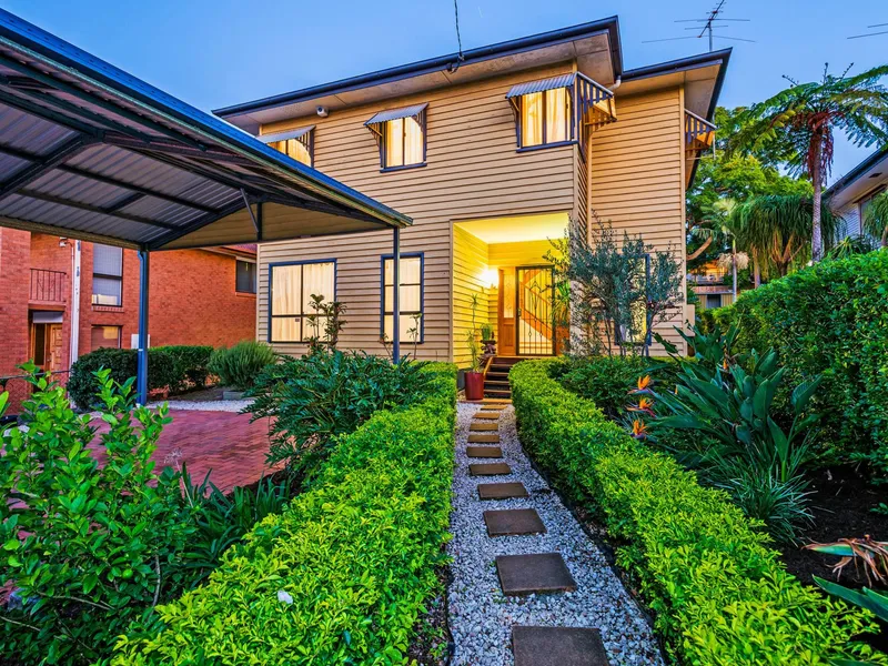 Massive Family House - Multiple Living Areas - Central Location