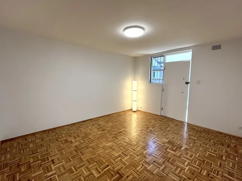 Newly renovated 2 bedroom courtyard apartment + study