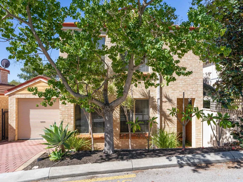 FULLY RENOVATED REAR TOWNHOUSE 