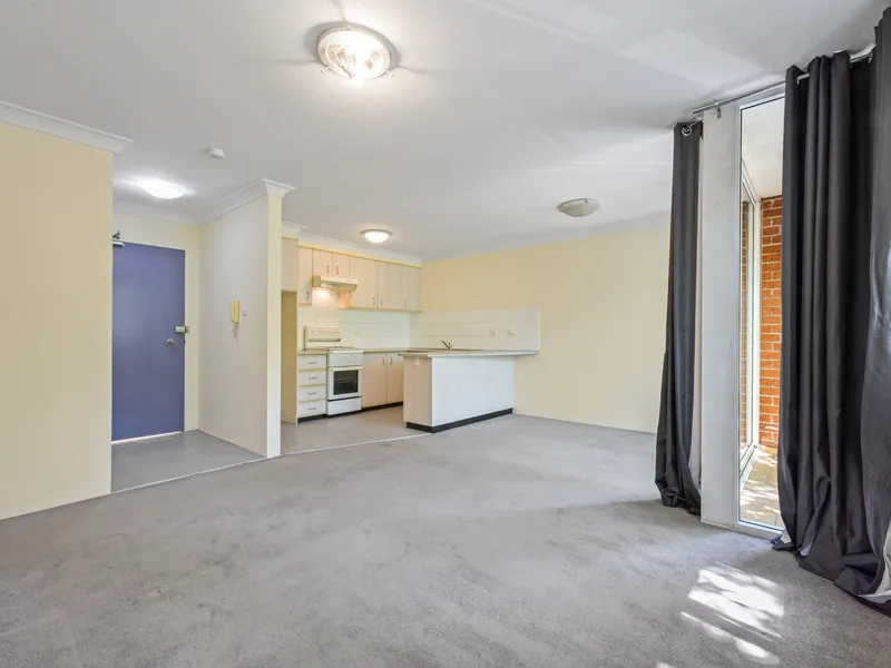 LARGE ONE BEDROOM SHORT STROLL TO RUSHCUTTERS BAY