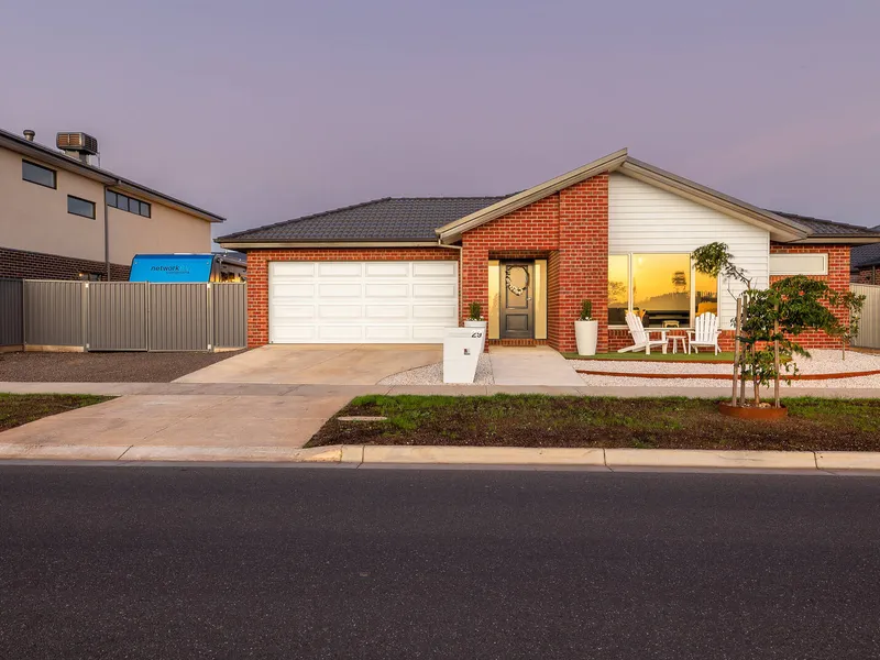 Modern and Contemporary Designer Built Home in Prestigious Alfredton Locale Adjacent to Park