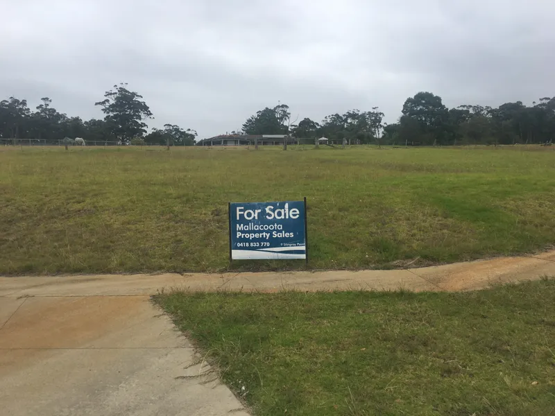 Quiet court position in prestigious estate