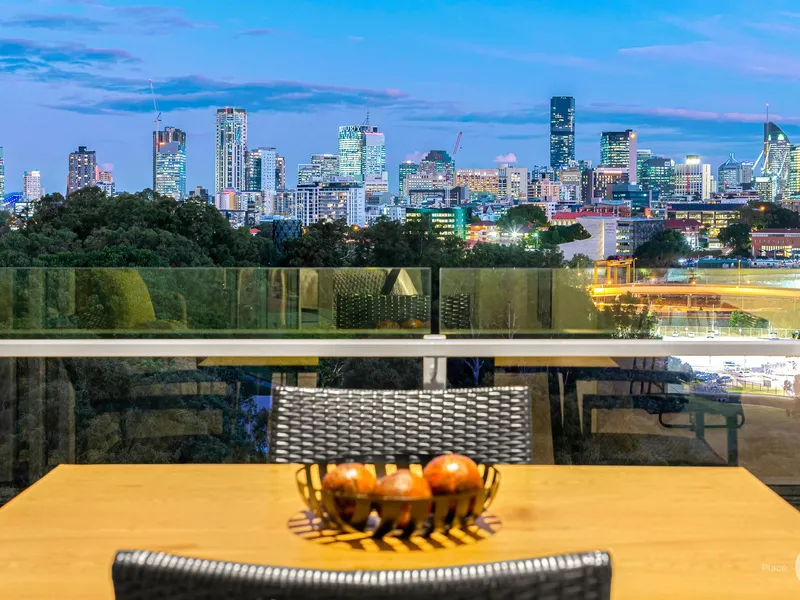 Top Level, Amazing 180-Deg City Views!