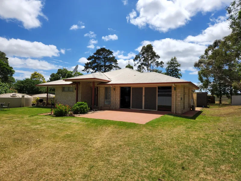 Country views, Peace & Quite, 4 bedroom Brick home.