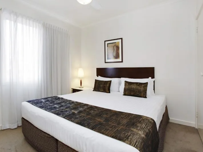 'Fitzroy Gardens Residence' - Fully Furnished. Stay from 1 month.