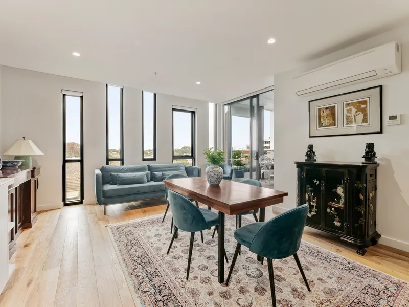 Executive Emerald Entertainer with Bay Street Convenience