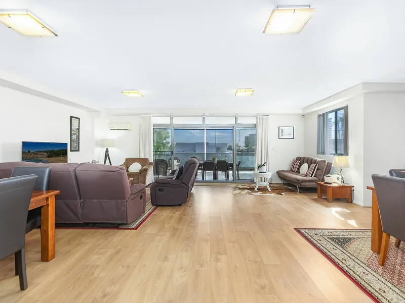 MASSIVE, MODERN, IN THE HEART OF IT ALL!