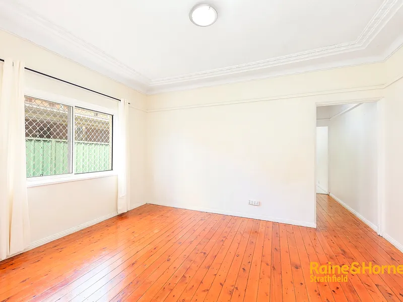 2 Bedrooms Semi Detached House In The Heart of Strathfield South