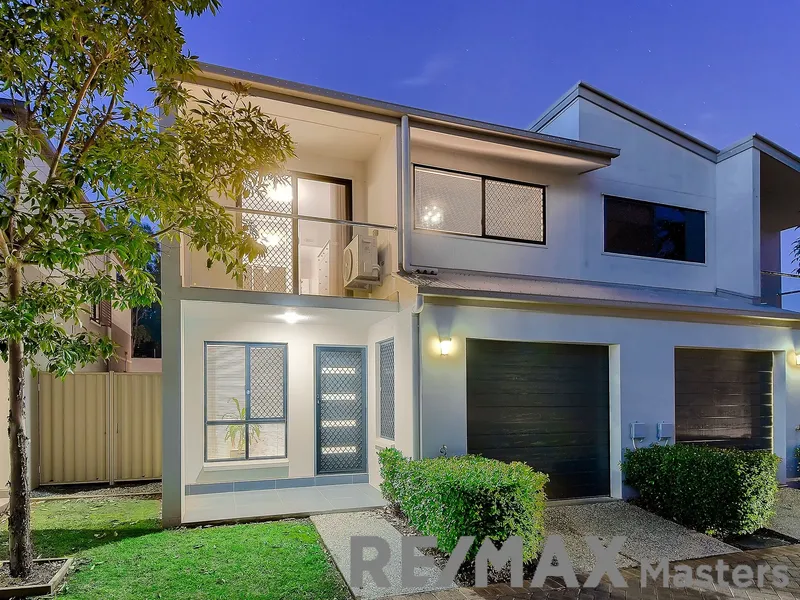 ‘AS NEW’ CONDITION | LUXURY, HIGH END TOWNHOME | WALK TO BUSES!