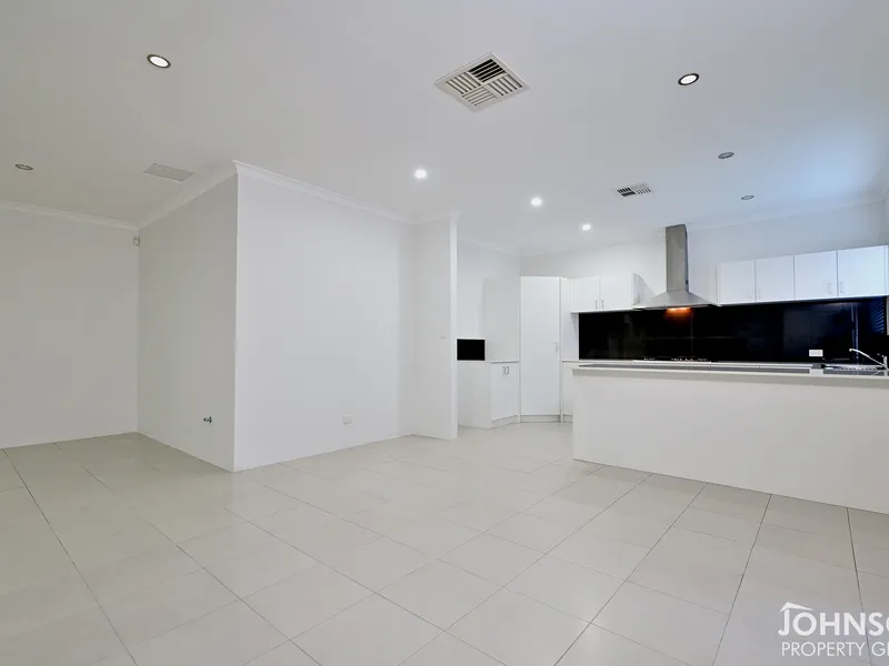 Beautiful Spacious Home in Superb Location!!