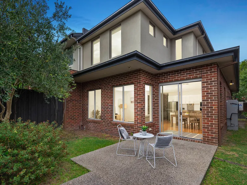 Superior appointments, school zoning and easy access to parkland, shopping and transport choices…
