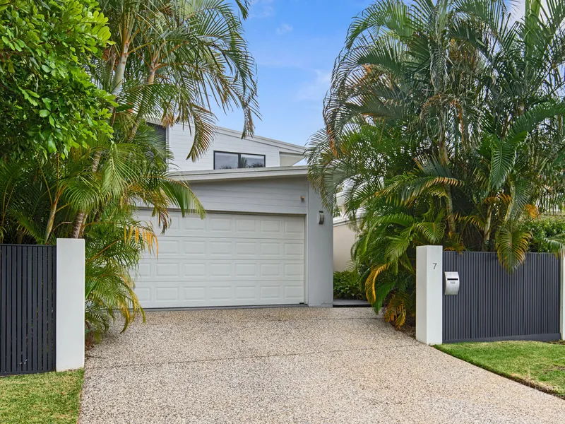 SOPHISTICATED COASTAL CHIC HOME