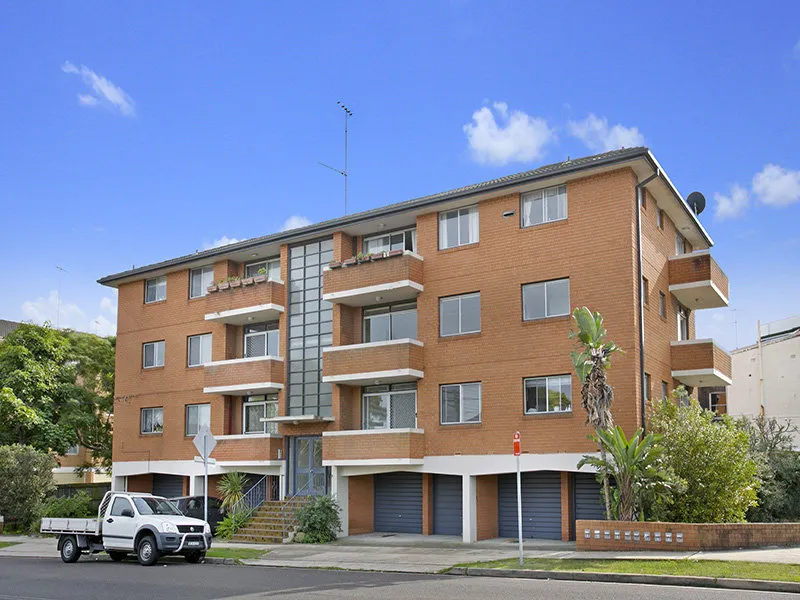 Middle Floor 2 Bedroom Unit with Garage