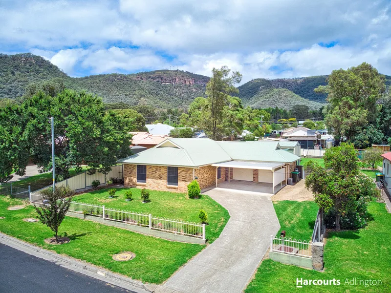 Attention retirees or young family - single level living at its best!