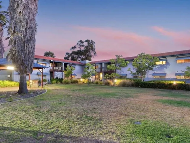 LOW MAINTENANCE GROUND FLOOR APARTMENT GREAT LOCATION 