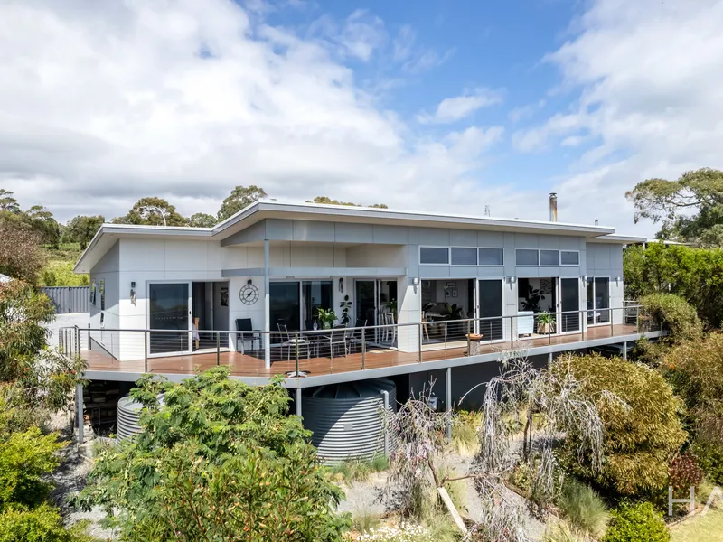 A Coastal Haven with Unrivaled Ocean Vistas