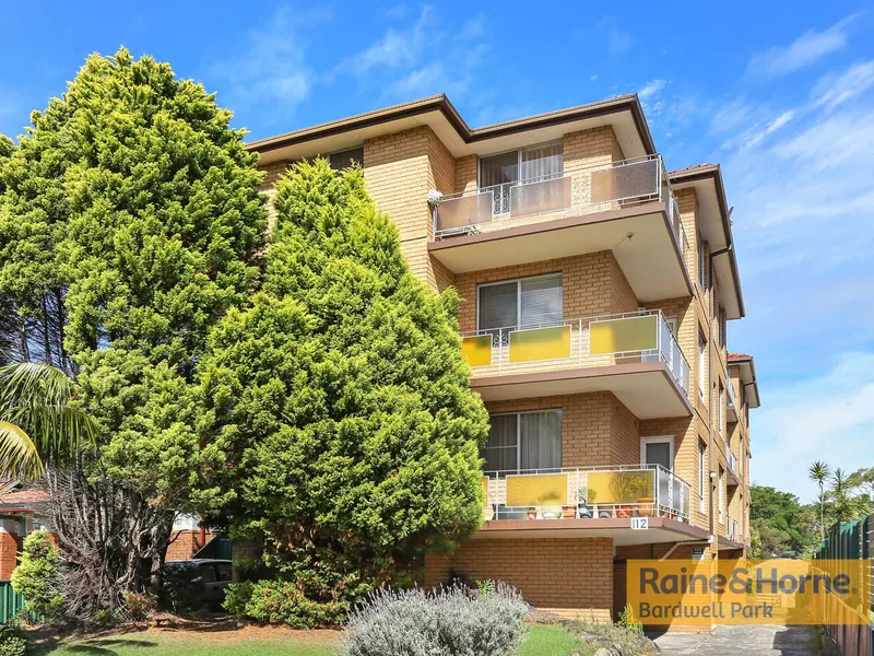 Open for Inspection Saturday 17/4 from 11:30-11:45am - SPACIOUS UNIT IN PRIME LOCATION ! 