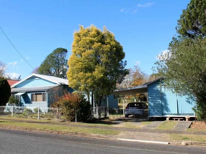 COUNTRY COTTAGE ON LARGE BLOCK