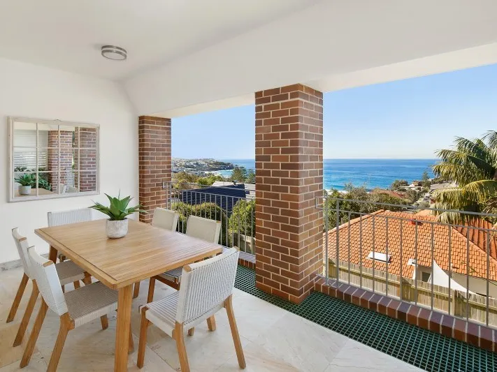 Dual level apartment with breathtaking ocean views