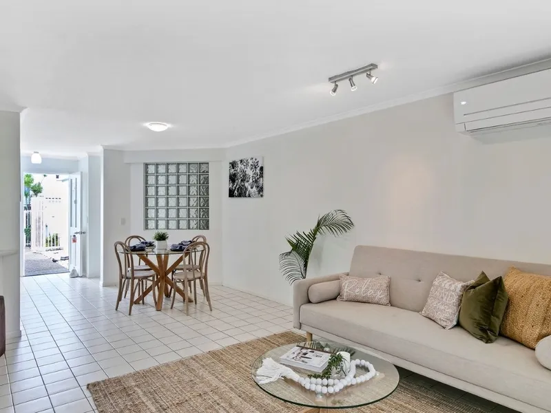 Spacious , Unfurnished Apartment in a Prime Sunshine Beach Location