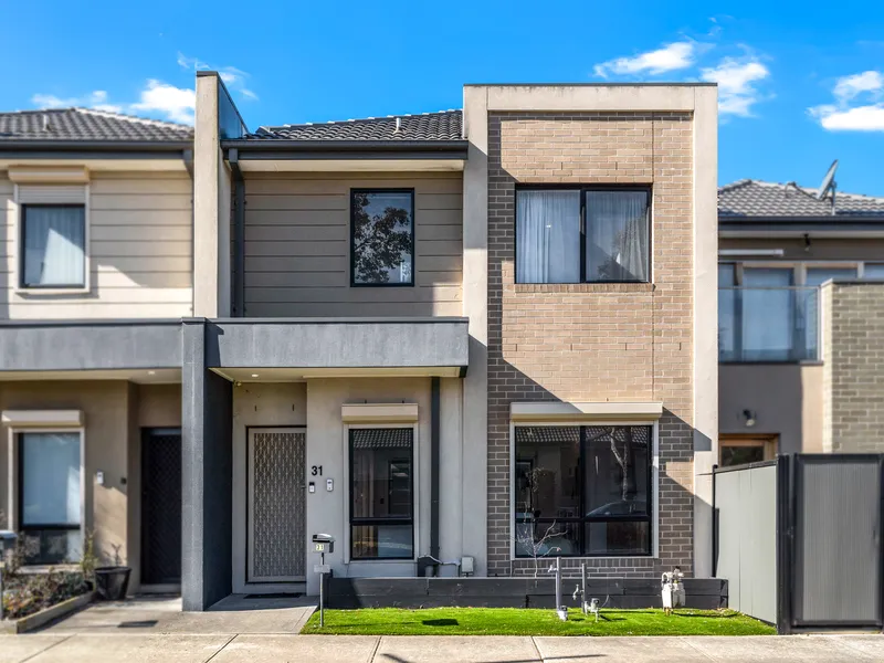 SLEEK TOWNHOUSE IN A FANTASTIC LOCATION