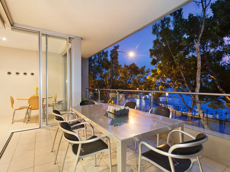 Harbour front luxury apartment 