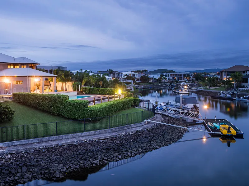 SPACIOUS WATERFRONT FAMILY HOME LOADED WITH FEATURES JETSKI DOCKS, ROOM TO PARK YOUR CARAVAN, TRAILER AND MUCH MORE!!!