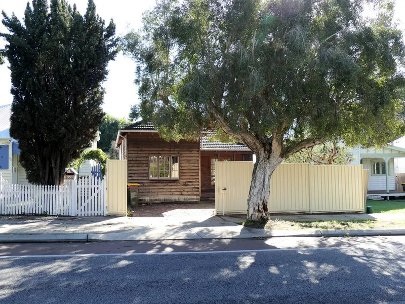 GREAT ENTRY INTO SHENTON PARK!  CHARMING & SPACIOUS!