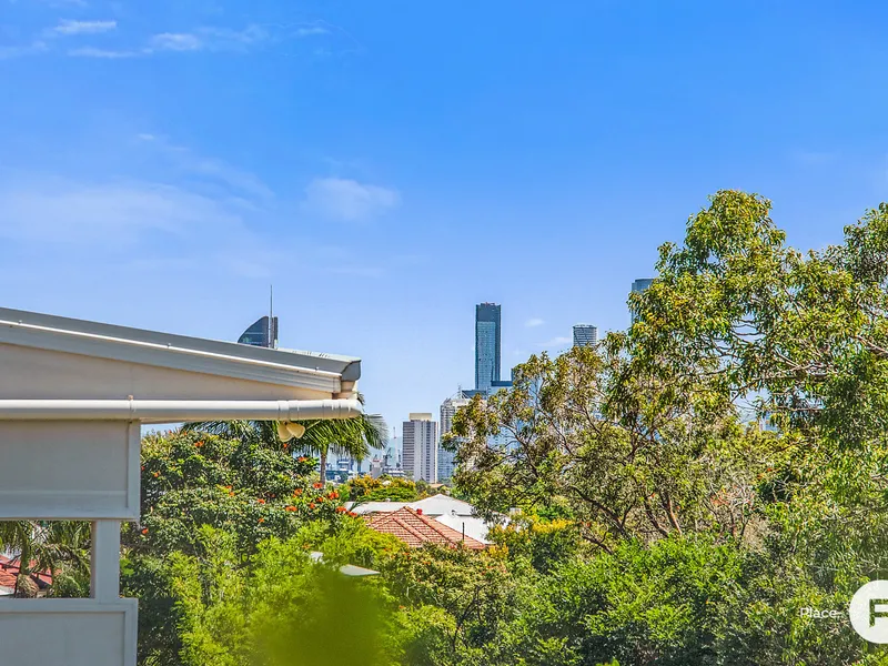 Excellent two-bedroom apartment with city views and prime location