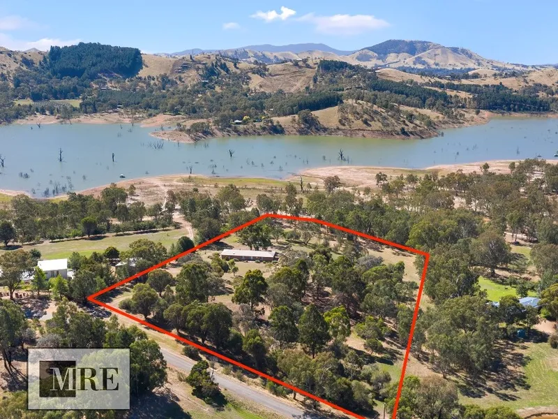 LIFE ON THE LAKE ON 6 ACRES (2.5HA)
